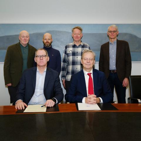 Við undirritun samstarfssamningsins í Háskóla Íslands. Efri röð frá vinstri: Theódór Kristjánsson, Gunnar Þór Jóhannesson, Arnar Pálsson og Sigurður Magnús Garðarsson. Sitjandi eru Þorsteinn Sigurðsson og Jón Atli Benediktsson.